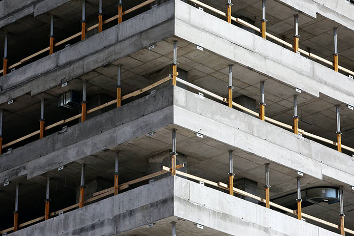 Structure d’un bâtiment en construction illustrant le suivi de chantier et la coordination technique